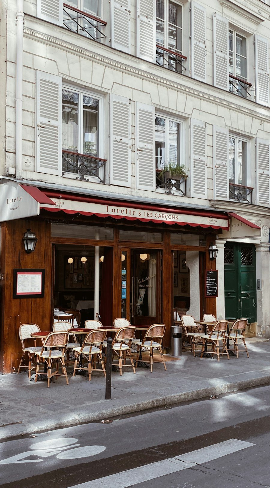 Terrasse d'un restaurant au coin d'une rue parisienne