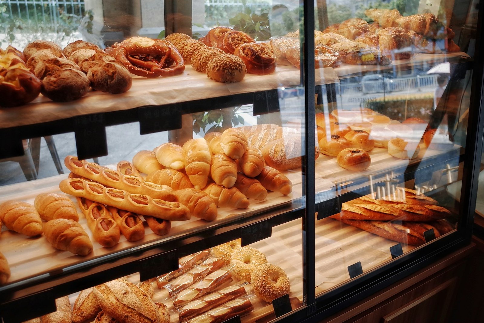 Vitrine de boulangerie remplie de viennoiseries et de pains
