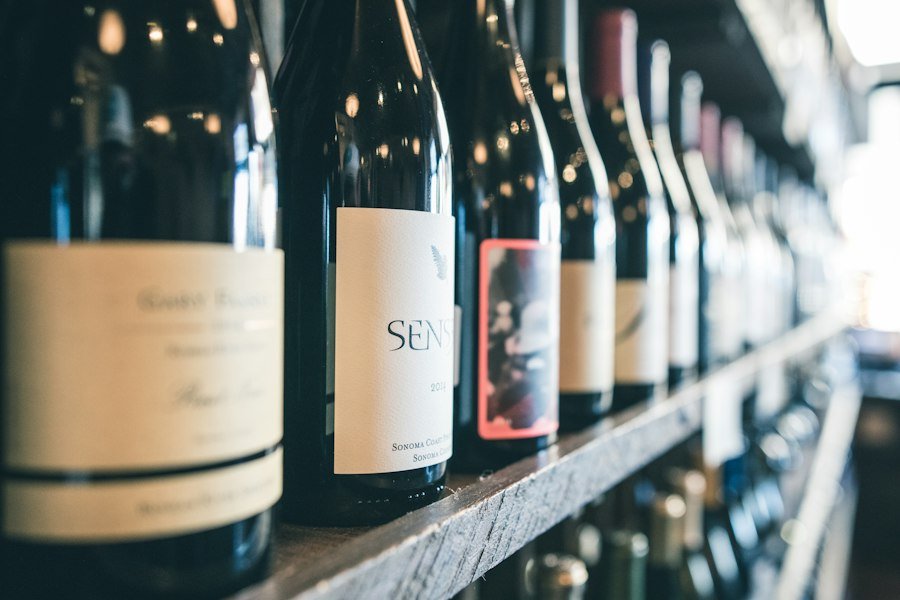 Bouteilles de vin alignées sur des étagères