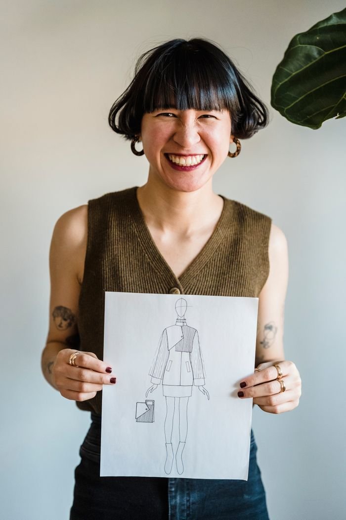 Portrait de Clémence Aubry tenant un croquis