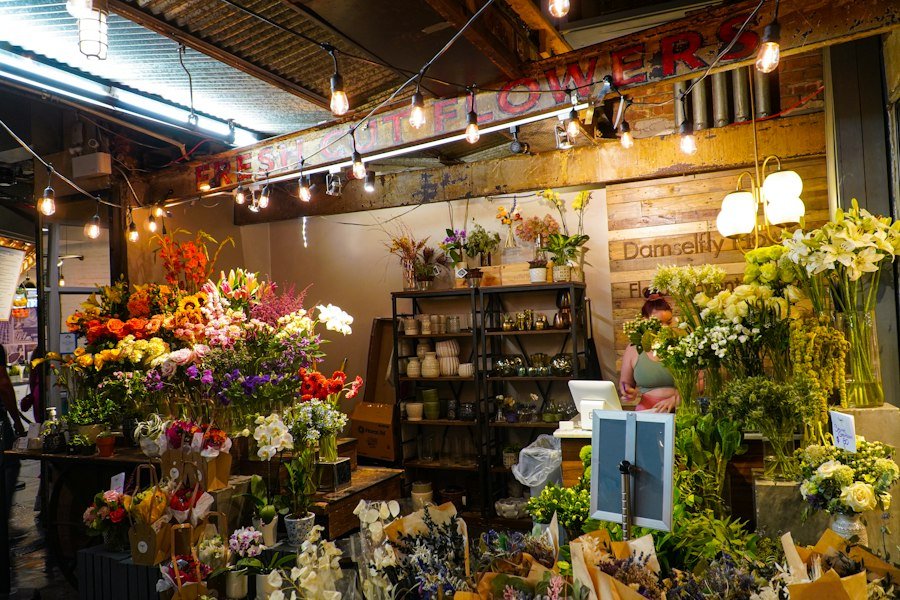 Intérieur d'une boutique de fleurs remplie de bouquets