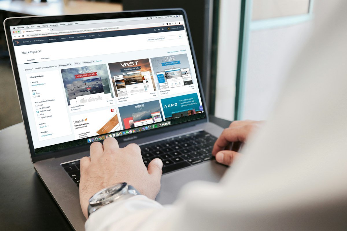 Une personne consulte un site internet sur un ordinateur portable