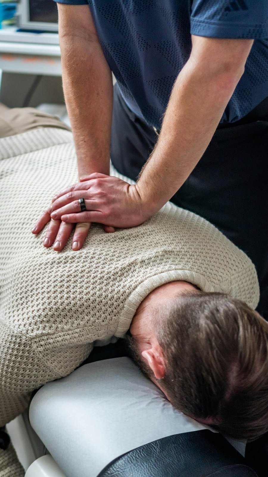 Un praticien soigne le haut du dos d'un patient