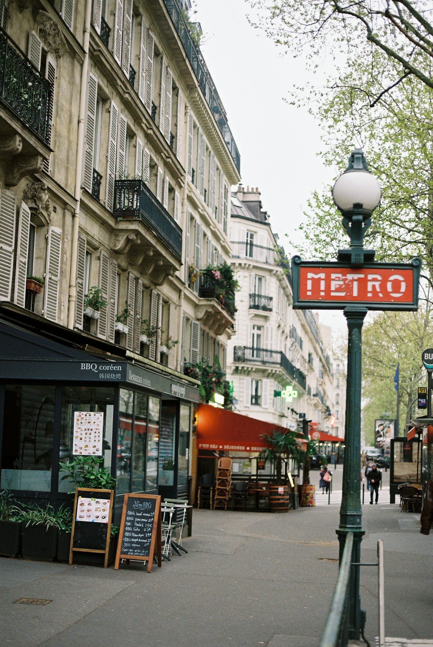Une rue parisienne avec une entrée de métro