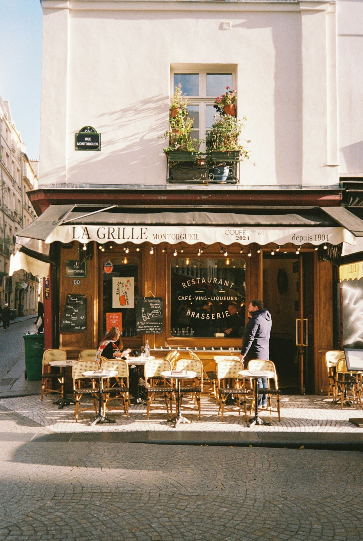 Des clients attablés à la terrasse d'un restaurant parisien